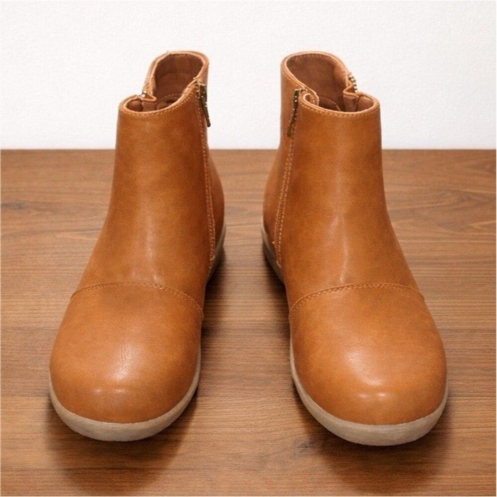 New Size 8 Brown Ankle Bootie Women’s Flat Rubber Sole Side Zipper Closed Toe